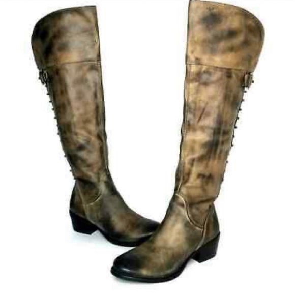 💋VINCE CAMUTO, Bilco Antique Coal studded riding boots - size 8 - Picture 2 of 3